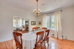 une salle à manger avec une table et des chaises blanches dans l'établissement Noble Cottage 3 Bed 1 Bath, à Augusta