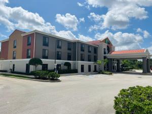 a hotel with a parking lot in front of it at Holiday Inn Express & Suites Sebring, an IHG Hotel in Sebring