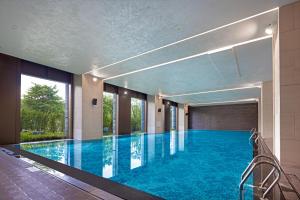 Bazén v ubytování Guangzhou Marriott Hotel Baiyun nebo v jeho okolí