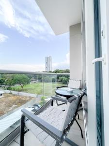 Amplio condominio ejecutivo con hermosa vista的阳台或露台