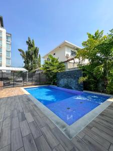 圣佩德罗苏拉Amplio condominio ejecutivo con hermosa vista的院子里有一个蓝色水的游泳池