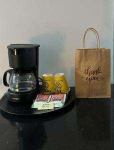 una cafetera y una bolsa de papel sobre una mesa en Suites Bocas del Toro en Carenero