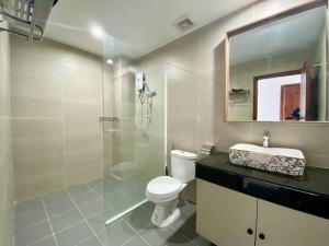 Ένα μπάνιο στο WH Chamkarmon Residence +33 φωτογραφίες