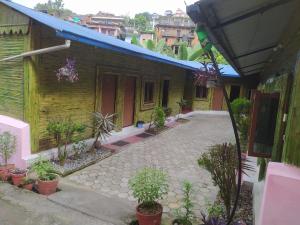 una casa con un patio con plantas frente a ella en Hotel new bamboo palace, en Gorkhā