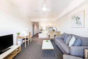 Μια τηλεόραση ή/και κέντρο ψυχαγωγίας στο 'Pure Synergy' Explore Darwin's Riches from Two Separate Apartments