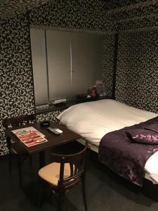 Tempat tidur dalam kamar di ホテルルミエール