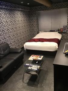 Tempat tidur dalam kamar di ホテルルミエール