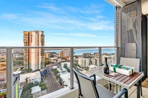 Μπαλκόνι ή βεράντα στο 'Pure Synergy' Explore Darwin's Riches from Two Separate Apartments