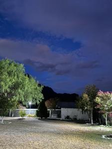 a parking lot with trees and a building and a street at Casa de campo la huasteca in Monterrey