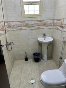 uma casa de banho com um WC e um lavatório em شقق مفروشة em Riyadh