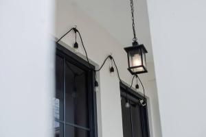 Sa Plaza - Benita في Dolores: ضوء مستنقع يتدلى على نافذة مع باب أسود
