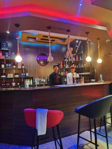zwei Männer stehen in einer Bar in einem Restaurant in der Unterkunft Green valley boutique in Paro