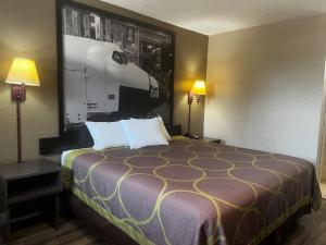 Postel nebo postele na pokoji v ubytování Super 8 by Wyndham La Marque TX/Texas City Area