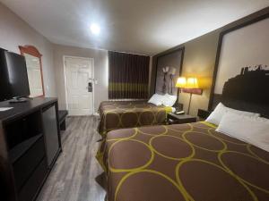 Postel nebo postele na pokoji v ubytování Super 8 by Wyndham La Marque TX/Texas City Area
