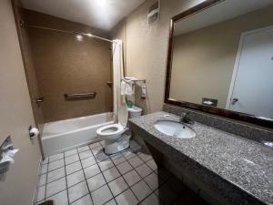 Koupelna v ubytování Super 8 by Wyndham La Marque TX/Texas City Area