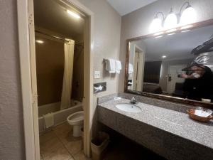 Koupelna v ubytování Super 8 by Wyndham La Marque TX/Texas City Area