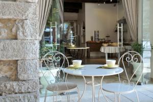 a table and chairs in front of a building at Châteaux Demeures Vallée de L'Arc in Trets