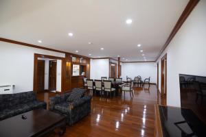 曼谷的住宿－Baan Sawasdee Residence，带沙发的客厅和用餐室