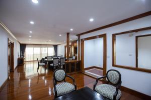 曼谷的住宿－Baan Sawasdee Residence，一间用餐室,内设椅子和桌子
