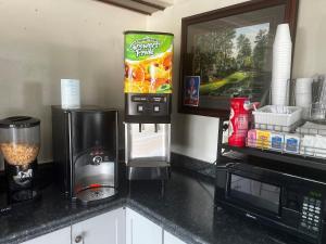 Kuchyň nebo kuchyňský kout v ubytování Super 8 by Wyndham La Marque TX/Texas City Area