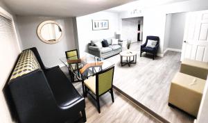 een woonkamer met een bank en een tafel bij Cozy 3 Bedroom house near Airport/Raymond Stadium/Downtown. in Tampa