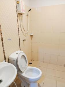 La salle de bains est pourvue de toilettes et d'un lavabo. dans l'établissement Thosawan Resort ทศวรรณ รีสอร์ท, à Khong Chiam