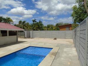 - une piscine dans l'arrière-cour d'une maison dans l'établissement Conchal Maquito House, à Brasilito