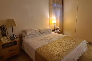 um quarto com uma cama, um candeeiro e uma janela em בית לוי em Dishon