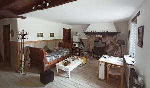 uma sala de estar com uma cama e uma mesa em Chambres Maison Labourdasse em Saint-Martin-de-Hinx