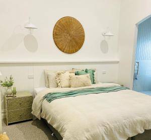 En eller flere senge i et værelse på White House Swan Hill + 15 billeder