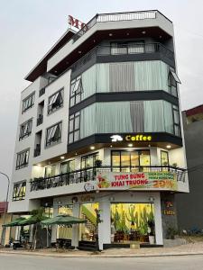 um grande edifício com uma placa em frente em Snu Motel - Cao Bằng em Cao Bang