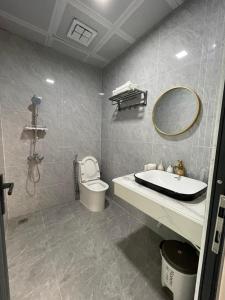 bagno con lavandino, specchio e servizi igienici di Snu Motel - Cao Bằng a Cao Bằng