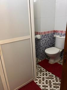 een kleine badkamer met een toilet en een deur bij salamappart in Agadir