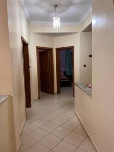 - un couloir dans une maison revêtue de carrelage dans l'établissement salamappart, à Agadir