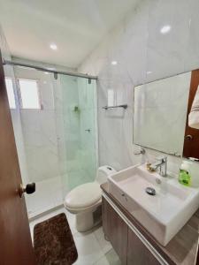 een badkamer met een toilet, een wastafel en een douche bij Excelente apto cerca al mar in Cartagena