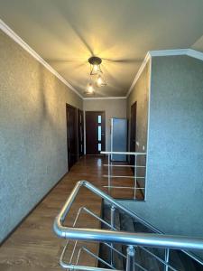 ein leeres Zimmer mit einer Treppe und einer Decke in der Unterkunft Комнаты у Айрин in Wanadsor
