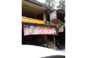 un puesto de comida con signos en su costado en Pondok Ningsih 1 Malino en Malino