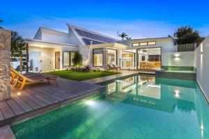 una casa con piscina delante en Raven6, Noosa Sound, en Noosa Heads