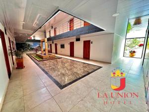 Hotel la Union内部或周边的泳池