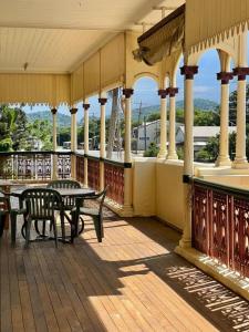 weranda ze stołem i ławkami na balkonie w obiekcie 122 on Charlotte w mieście Cooktown