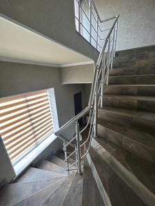 eine Treppe in einem Gebäude mit einem Fenster und einer Treppe in der Unterkunft Комнаты у Айрин in Wanadsor