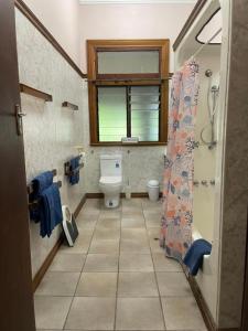 ein Bad mit einem WC und einem Fenster in der Unterkunft 122 on Charlotte in Cooktown