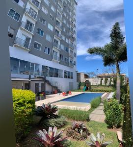 un complejo de apartamentos con piscina frente a un edificio en Para sentirse en casa, en Heredia