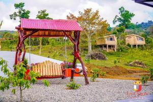 库里蒂Hotel la Union的院子内摆动的秋千,房子的背景