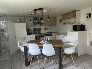 Kuchyň nebo kuchyňský kout v ubytování Gemütliche kleine Wohnung mit Garten