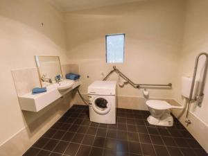 La salle de bains est pourvue d'un lave-linge et d'un lavabo. dans l'établissement Lambert's Little Paradise, à Altona
