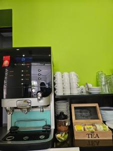 uma cozinha com uma máquina de café no balcão em Sonia Hotel & Suites em Cidade de Kos