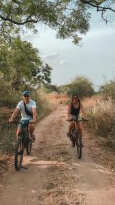 duas pessoas a andar de bicicleta numa estrada de terra batida em Wilpattu Corridor Leisure em Wilpattu