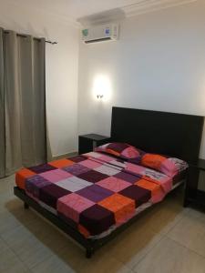 Un pat sau paturi într-o cameră la Appartement coup de cœur