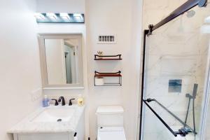 ein Bad mit einer Dusche, einem Waschbecken und einem WC in der Unterkunft Forever Boston-5 mil Fenway, FreePrkg in Boston